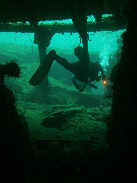 Mergulhando na parte interna do navio-cruzeiro Bianca C, naufragado em 1961 em Granada